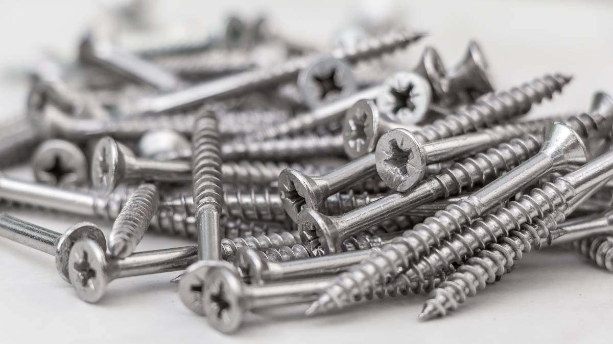 What are screws made of and how to use them